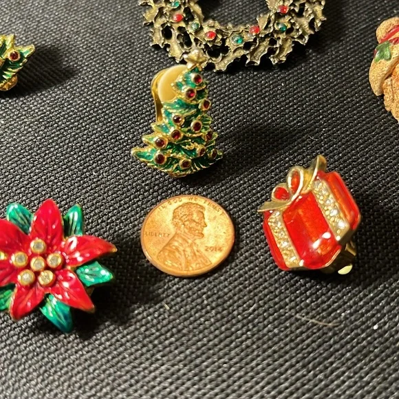 Vintage Christmas assortment-3pr clip on earrings; 1 Santa pin;1 wreath pin - Picture 7 of 8